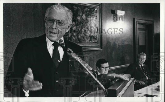 1980 Press Photo Sen. George Murphy w/ President of Omnitronics & Board Member - Historic Images