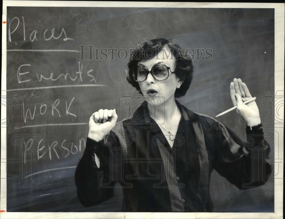 1981 Press Photo Tri C Metro Campus English teacher, Rosemary Prosen - Historic Images