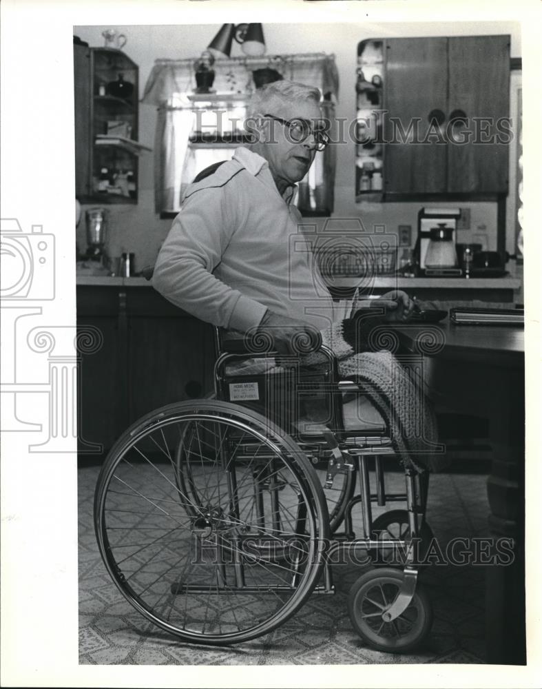 1982 Press Photo Don Carmichael Talks In The Kitchen Sitting In His Wheelchair - Historic Images