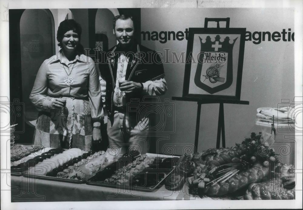 1975 Press Photo Jack and Lana Elmer, pastries for OMSI from Heidi - ora22550 - Historic Images