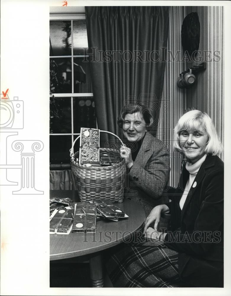 1980 Press Photo Jeanne E. Neuvirth and Patricia K. Knopf - cva37177 - Historic Images