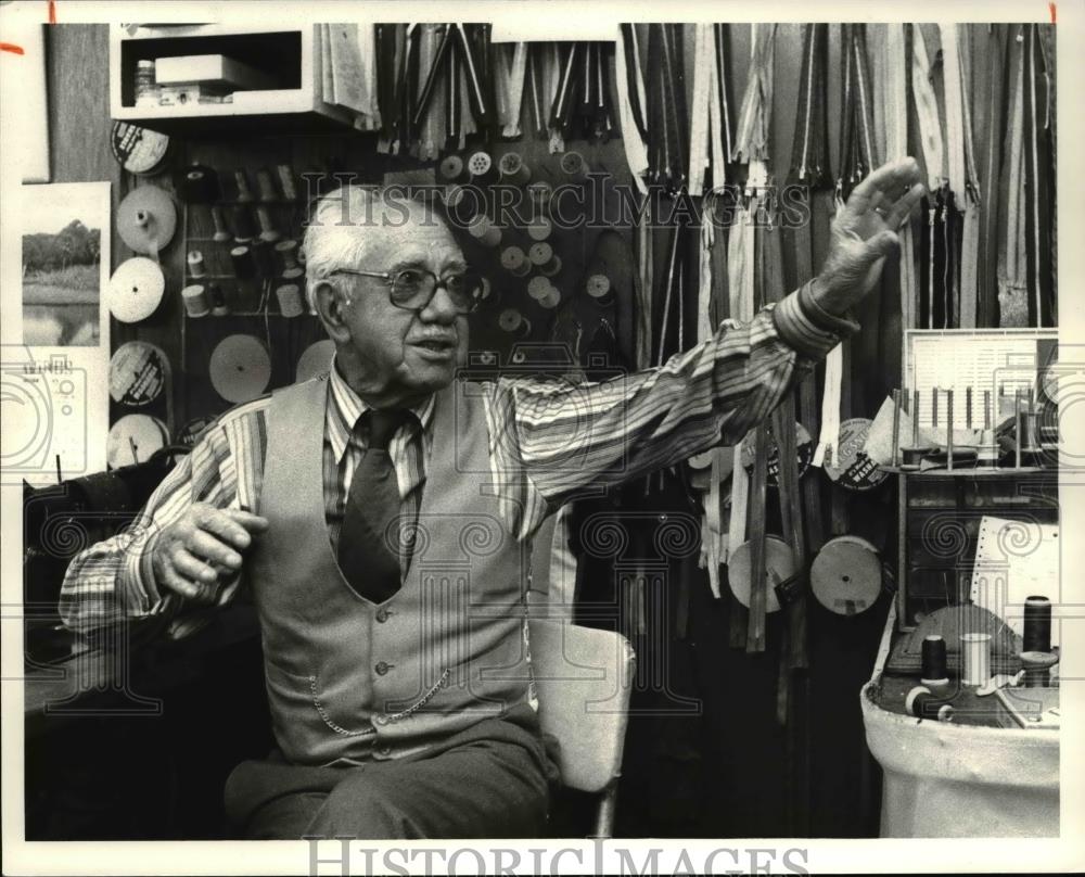 1981 Press Photo Simon Schuller, the eighty one year old tailor - 301 - Historic Images