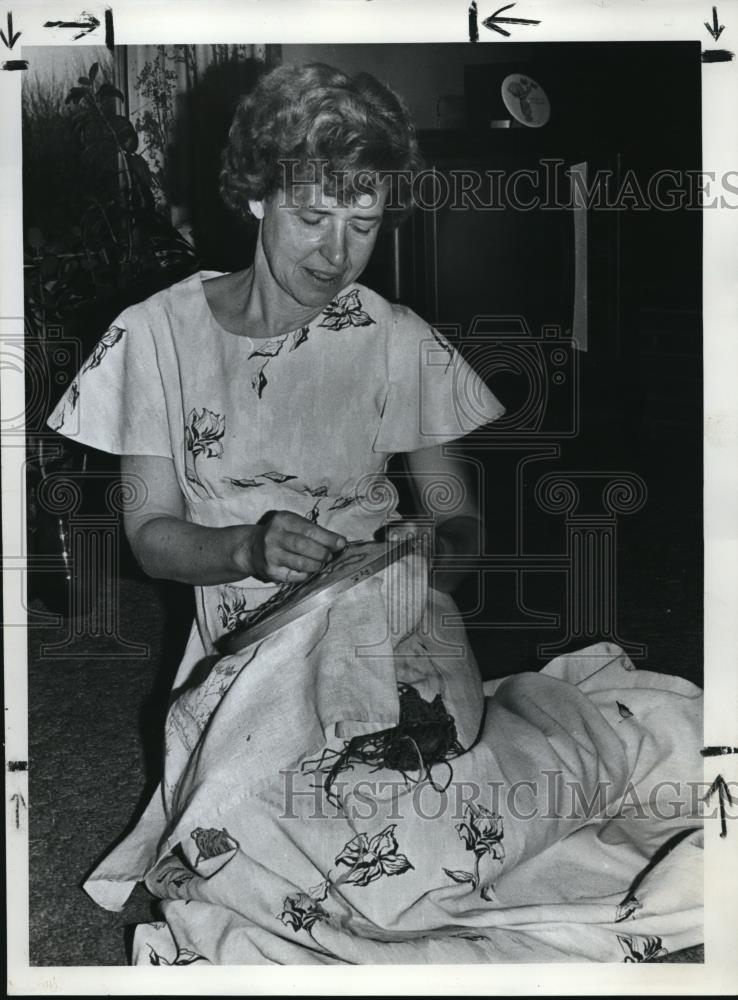 1976 Press Photo Bea Dale Of Milwaukee Demonstrates Stitching Process - ora11981 - Historic Images
