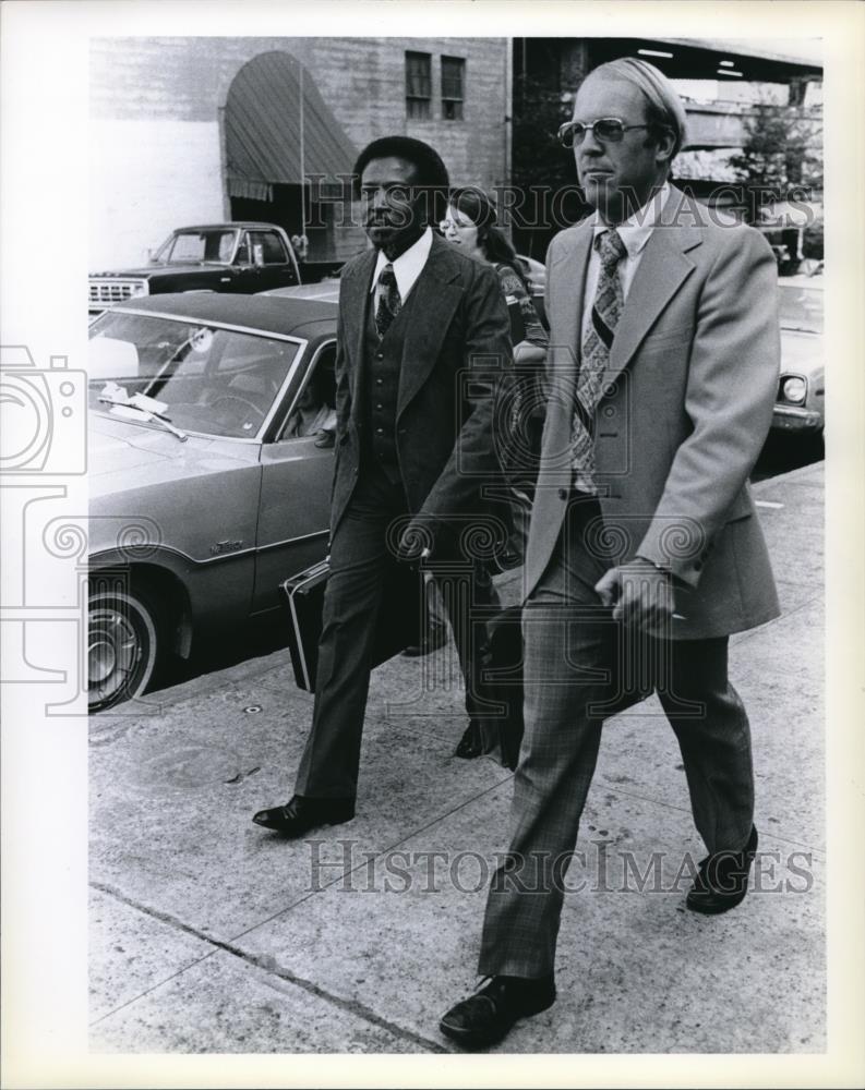 1978 Press Photo Cleveland Gilcrease with his lawyer, arriving at Federal Court - Historic Images