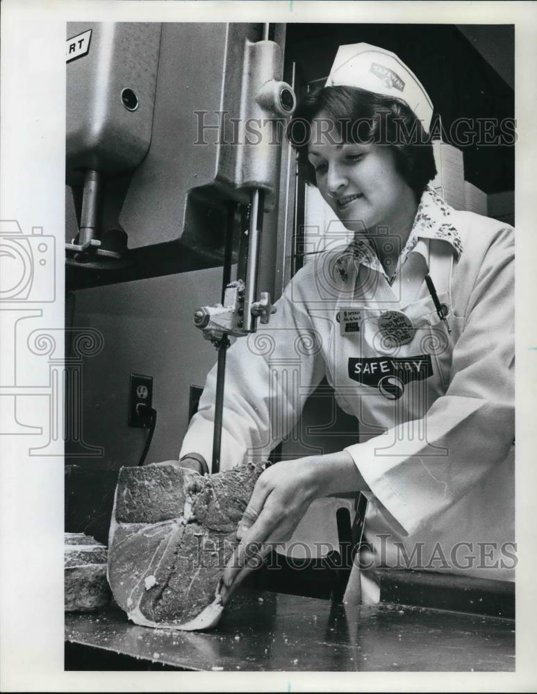 1977 Press Photo First woman meat-cutter apprentice in Oregon Dawn Henke - Historic Images