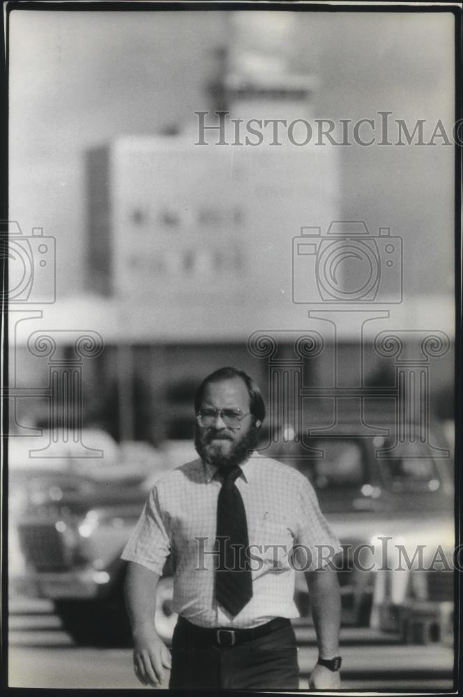 1980 Press Photo Gary Dickerson manager Portland Int&#39;l Airport&#39;s parking lot - Historic Images