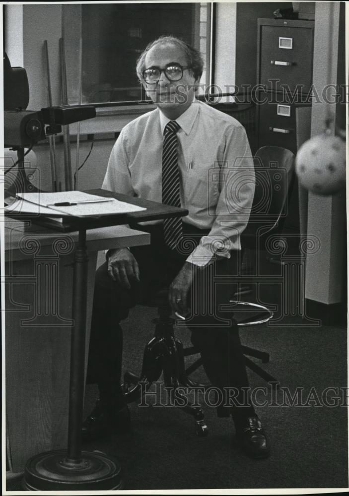 1982 Press Photo Therapist Dr. Tole Greenstein, sits in new office in Clakamas - Historic Images