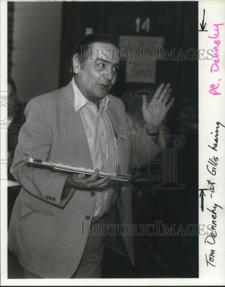 1985 Press Photo Thomas Dennehy Challenges Rep Pat Gillis At Meeting - ora16268 - Historic Images