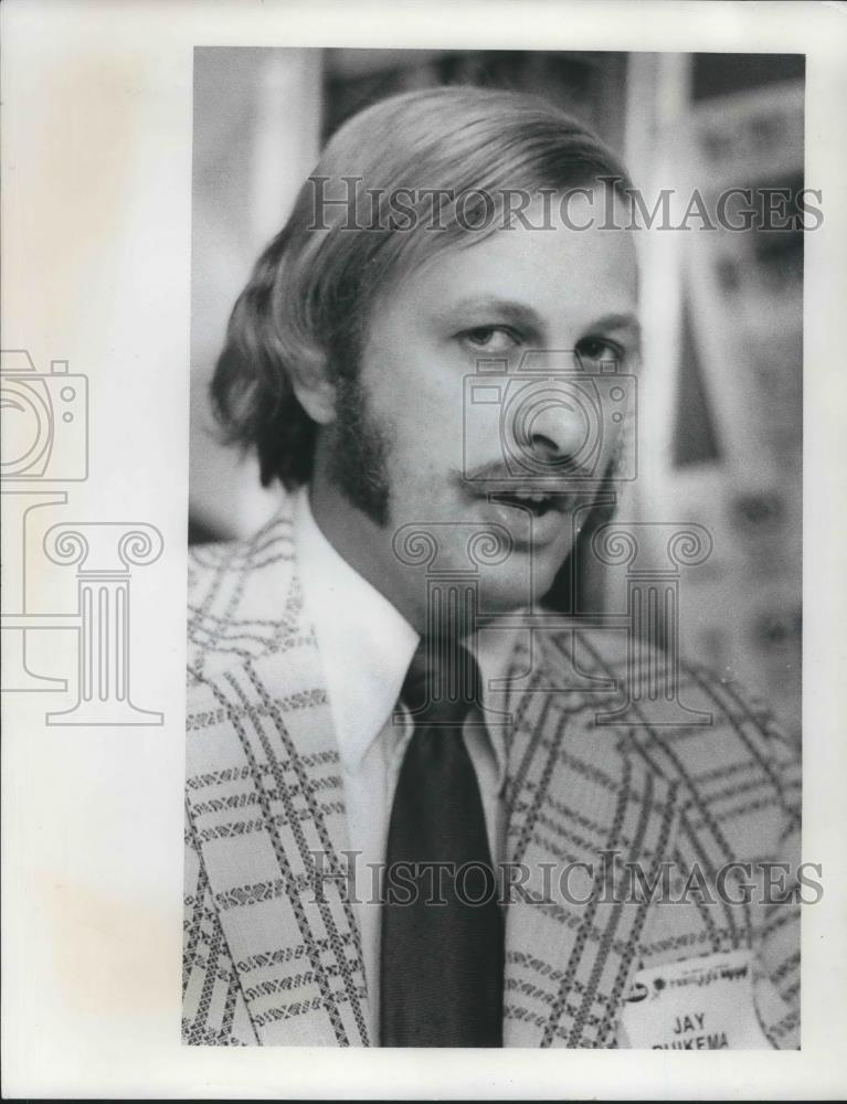 1973 Press Photo Jay Buikema, a Naperville, Ill, dealer, store has 38 employees - Historic Images