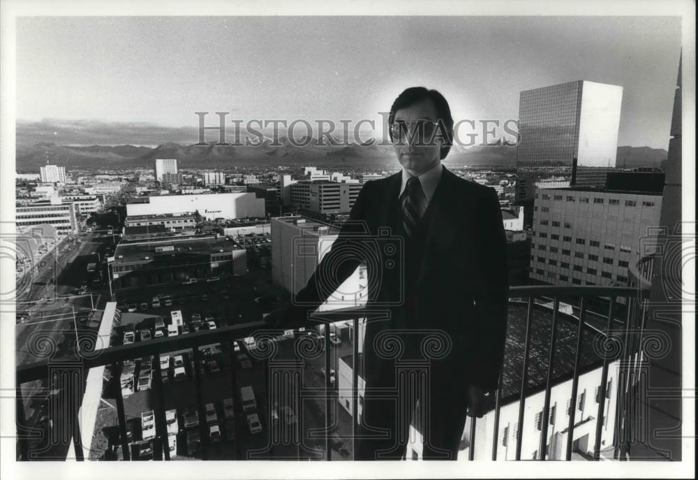 1983 Press Photo William L Hensley Manager of Federal Government Alaskan Pipelin - Historic Images