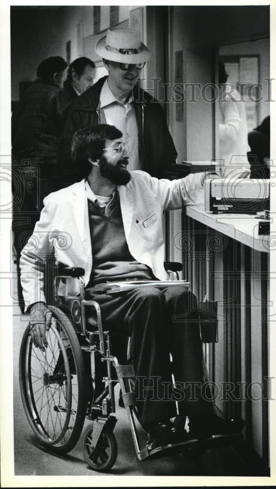 1980 Press Photo Mr Dan Brophy laughs with visitor during hospital rounds - Historic Images