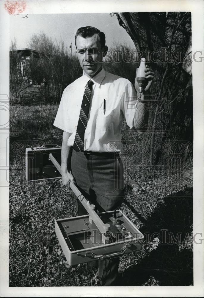 1969 Press Photo Merrill Hadden, president Aqua-Tonics,holding the Sewer Snooper - Historic Images