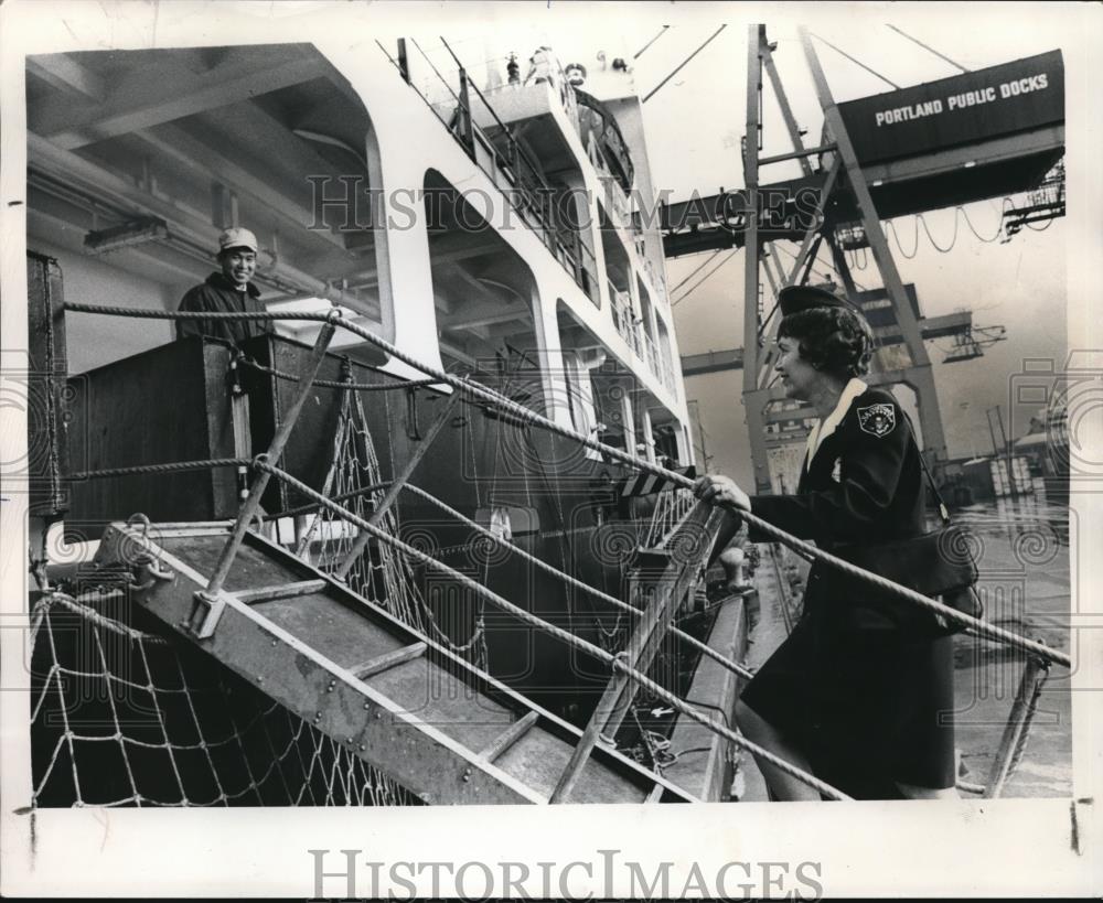 1973 Press Photo Inspection of air freight parcels and cargo of arriving ship. - Historic Images