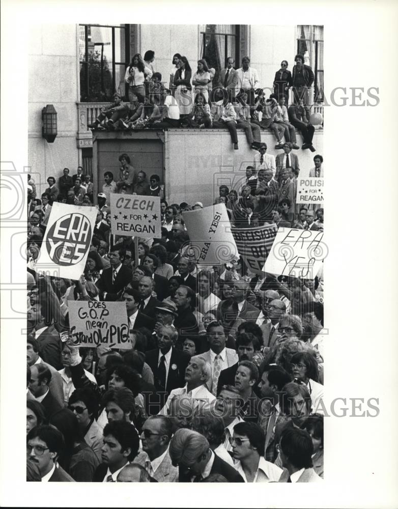 1980 Press Photo Ronald Reagan supporters at Park Square during campaign rally - Historic Images