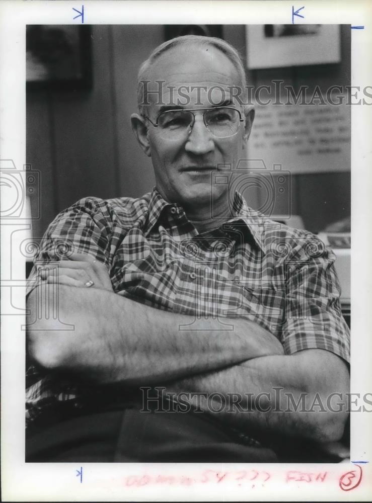 1982 Press Photo Gene Dils owner of the Garon Authomatic Fish Feeder Co. - Historic Images