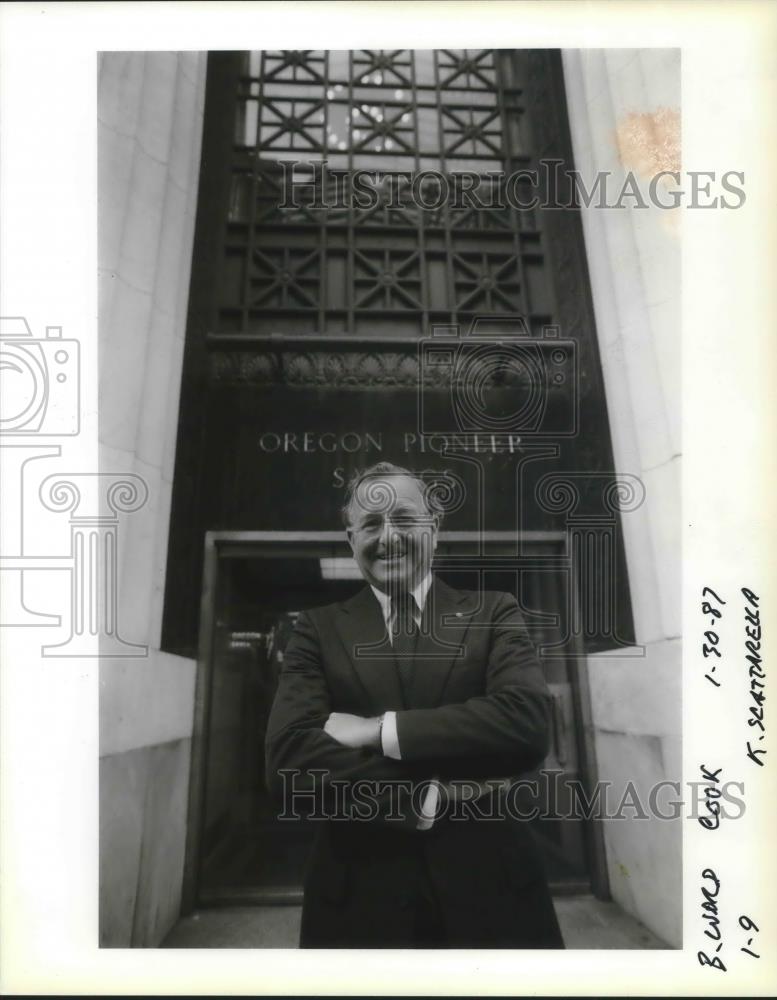 1987 Press Photo ward V. Cook President of Oregon Pioneer Saving and Loan. - Historic Images