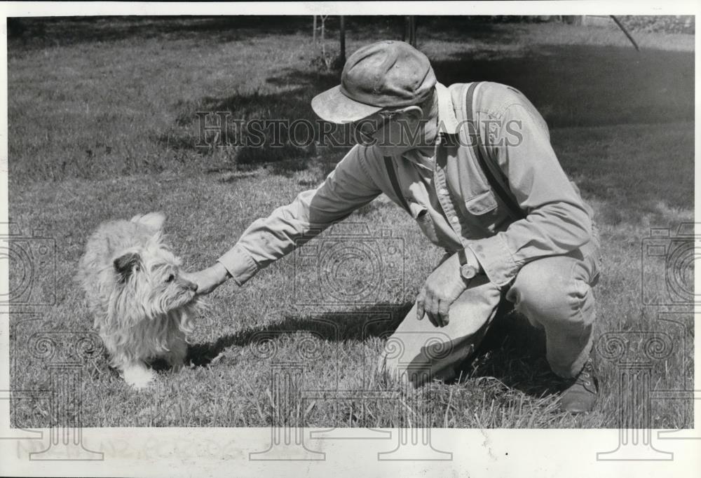 1986 Press Photo Joe Gretsch, playing with his dog, Bandit, says jobs are needed - Historic Images