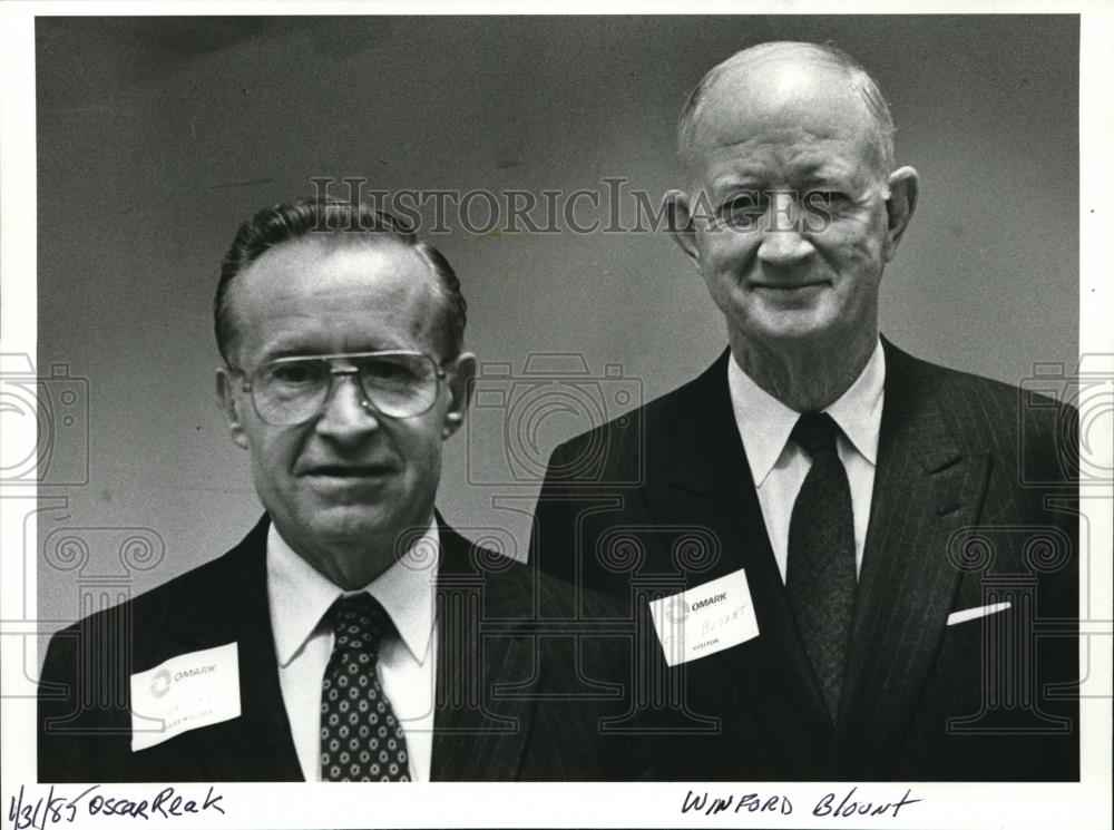 1985 Press Photo Oscar Reak Winford Blount With Blount &amp; Co. Wearing Name Badges - Historic Images