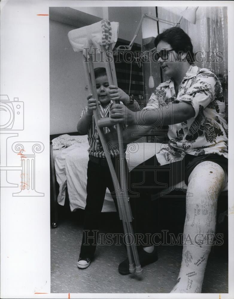 1977 Press Photo Mark Rezzano and his brother Hector Jr after a rare procedure - Historic Images