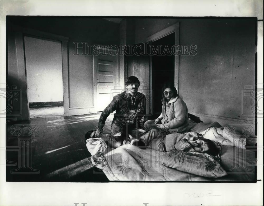 1984 Press Photo Donald McAnalley with his family live in an empty apartment - Historic Images