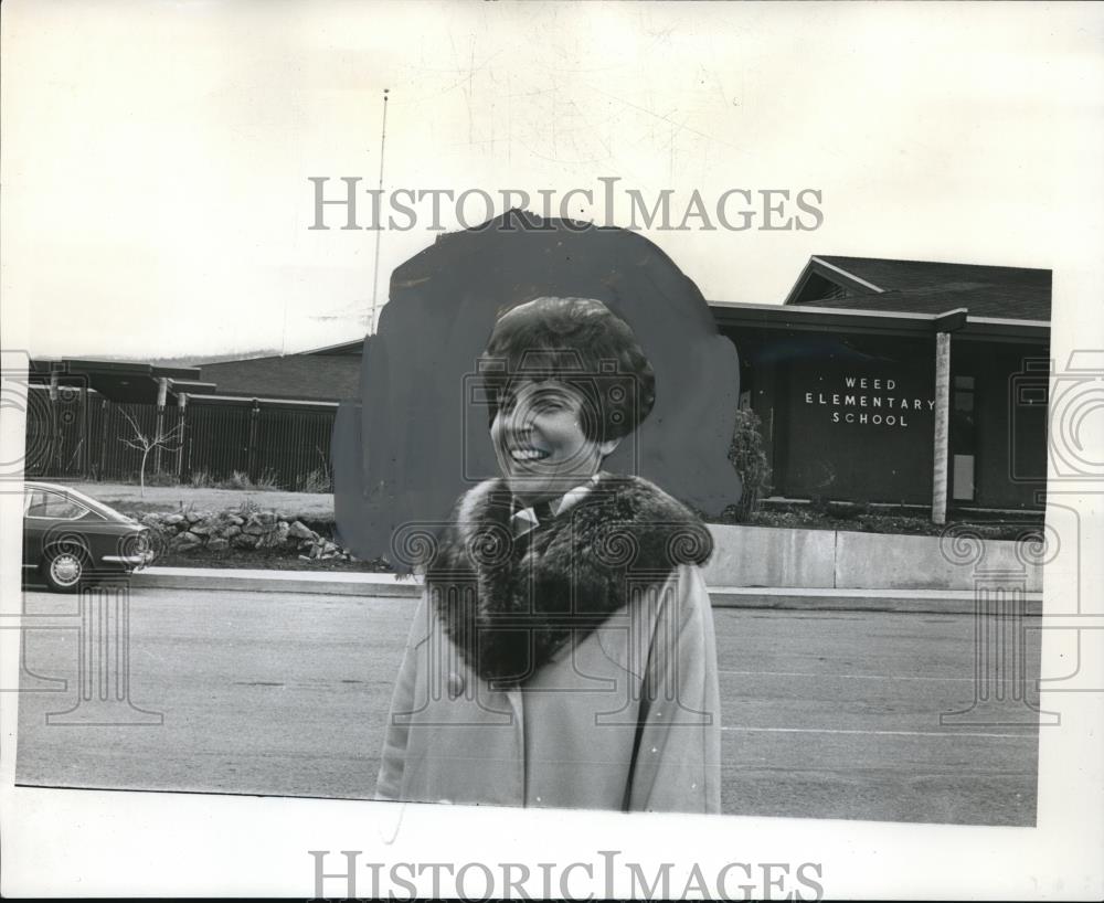 1970 Press Photo Loraine Herbertson Outside Weed Elementary School - ora35015 - Historic Images