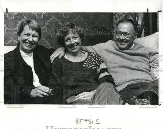 1987 Press Photo Betsie Norris, Eddie Nelson and Bob Nelson in Adoption Story - Historic Images