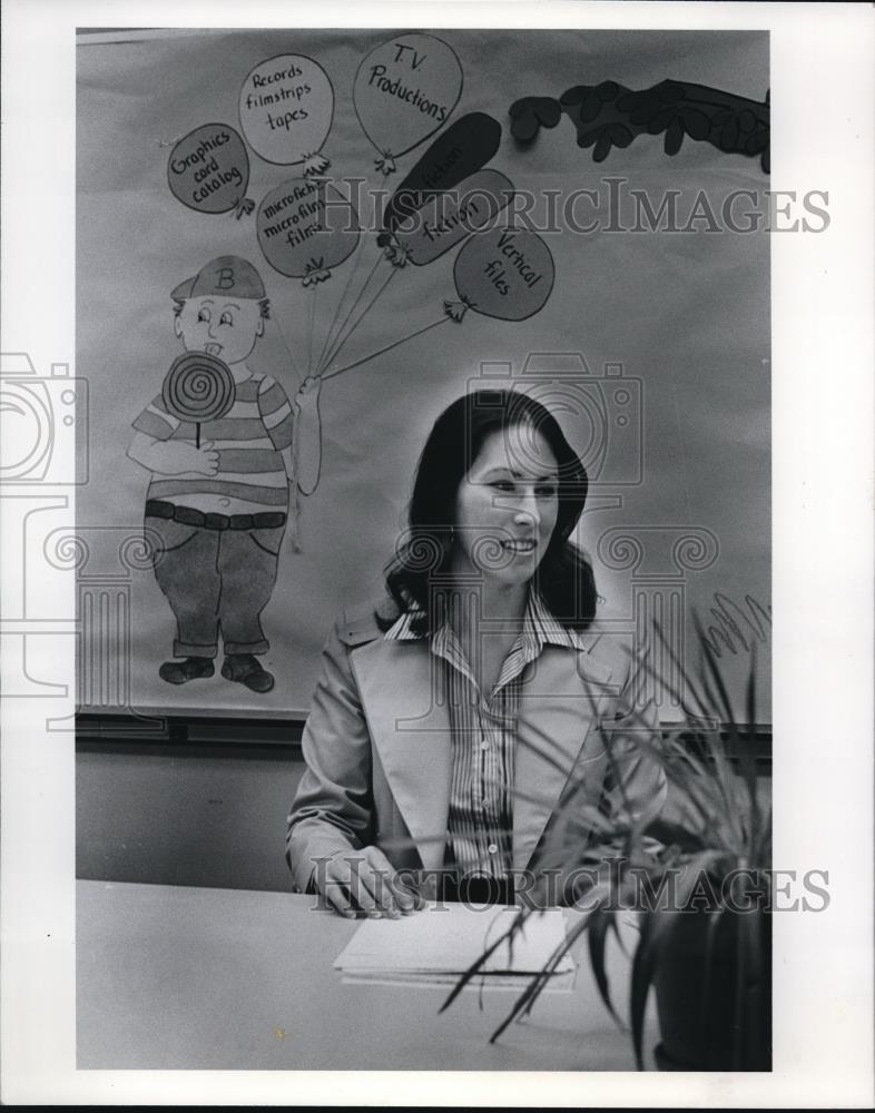 1978 Press Photo Pat Hill, media center dir at Sam Barlow High School in Gresham - Historic Images
