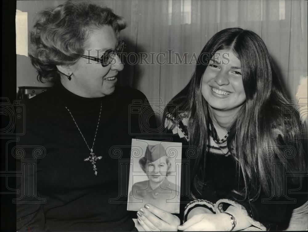 1977 Press Photo Cherly Quinn and Mother unable to get veteran College Benefits - Historic Images