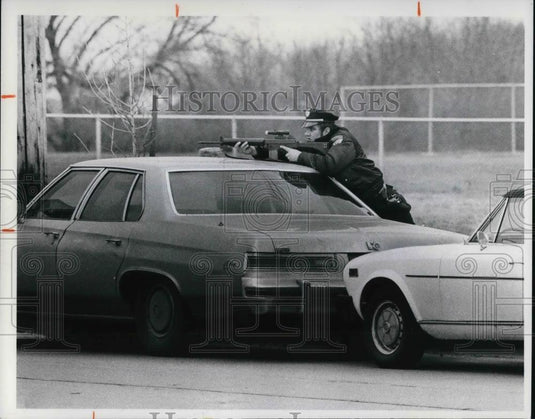 1977 Press Photo Warrensville sharoshooter outside the city hall - Historic Images