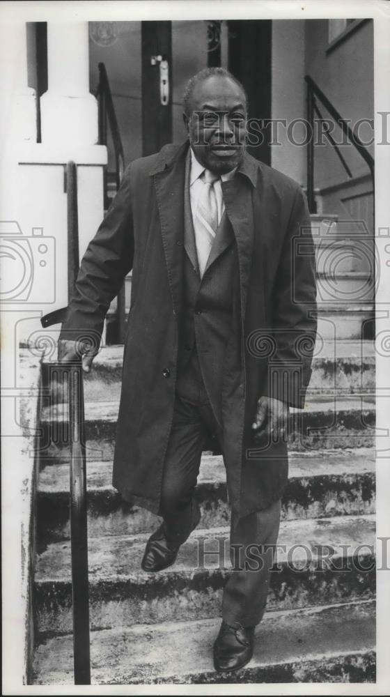 1973 Press Photo AW Denton Portland, Oregon Lawyer leaving court - ora16279 - Historic Images