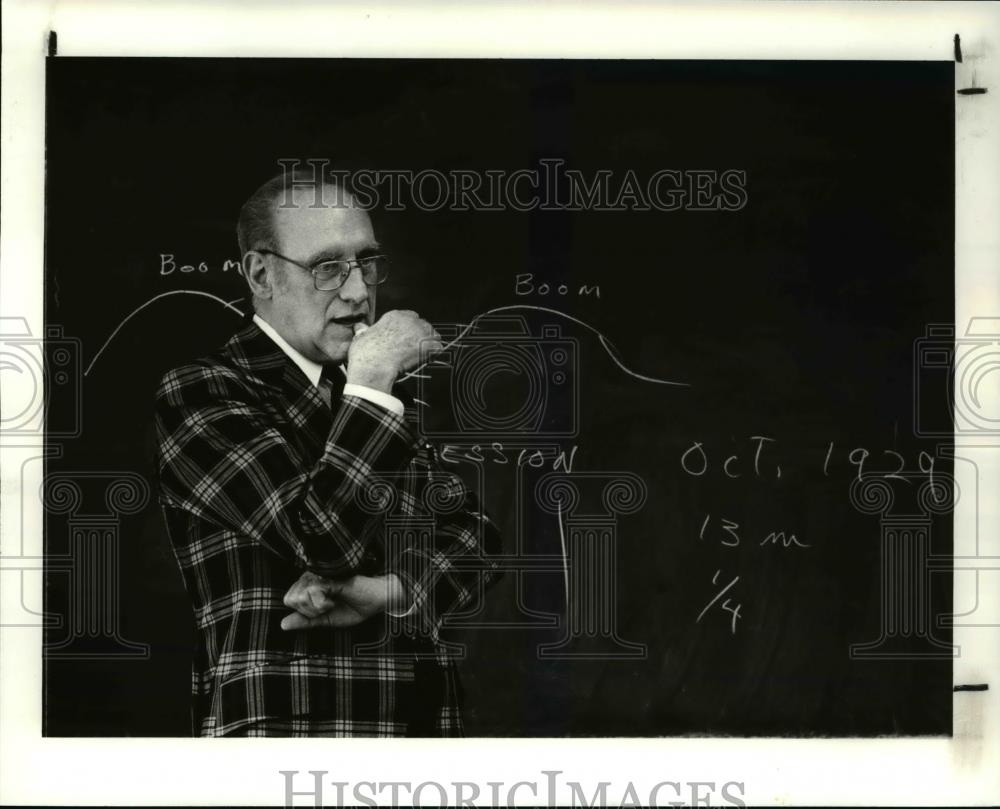 1987 Press Photo Gordon Rawlinson, ninth grade teacher - Historic Images