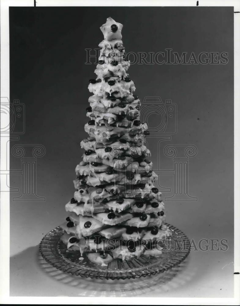 1987 Press Photo The Christmas sweets arranged into a tree - Historic Images