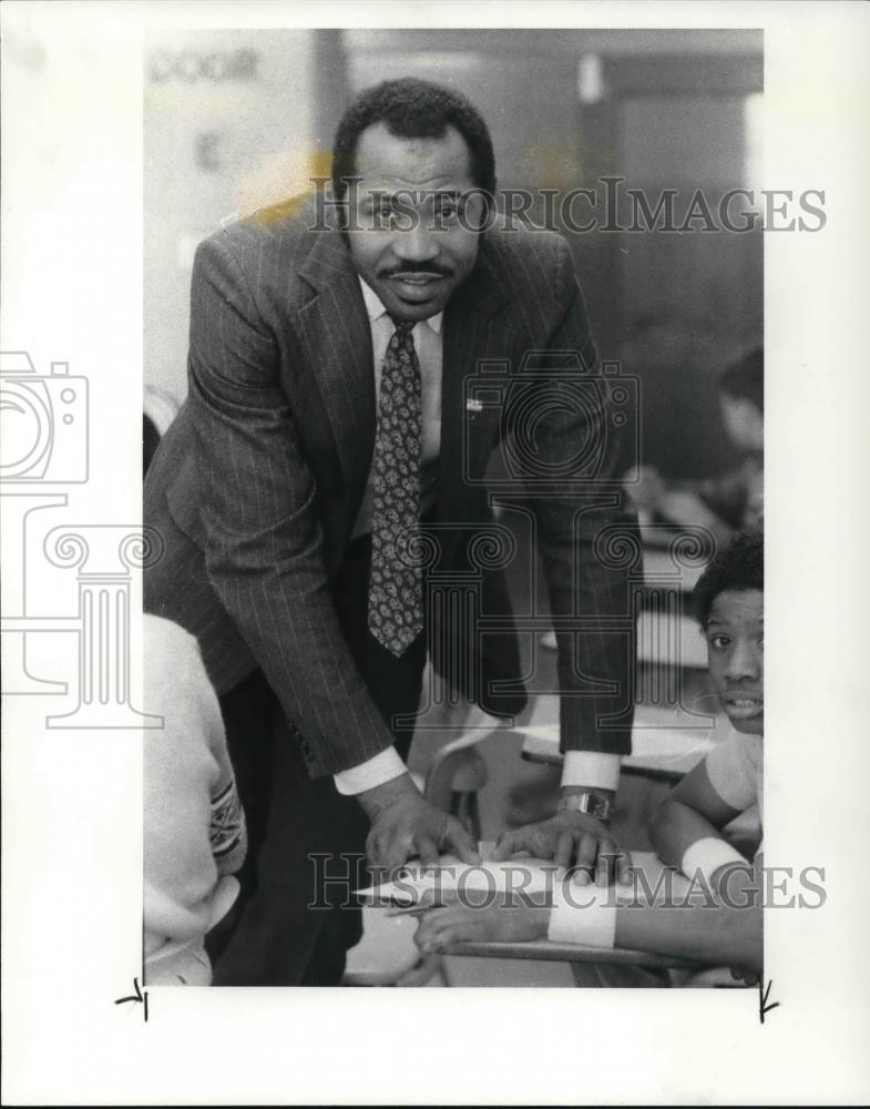 1984 Press Photo Former basketball star, Manny Leaks is now a school teacher - Historic Images