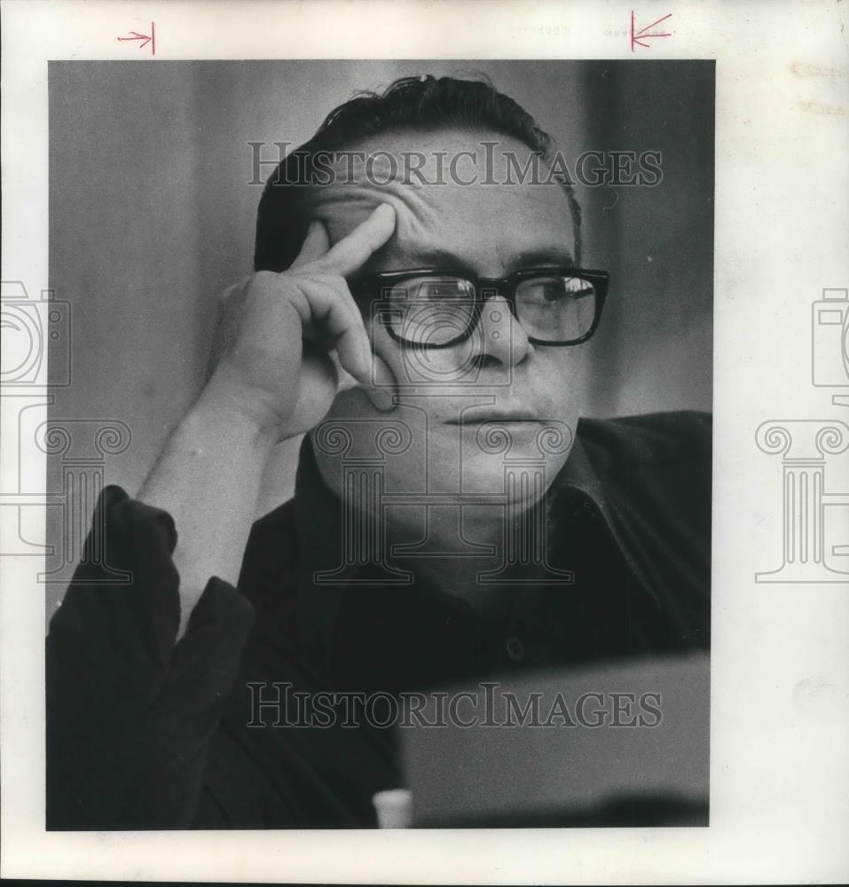 1974 Press Photo Bruce Campbell, JHS service unit director of the rese