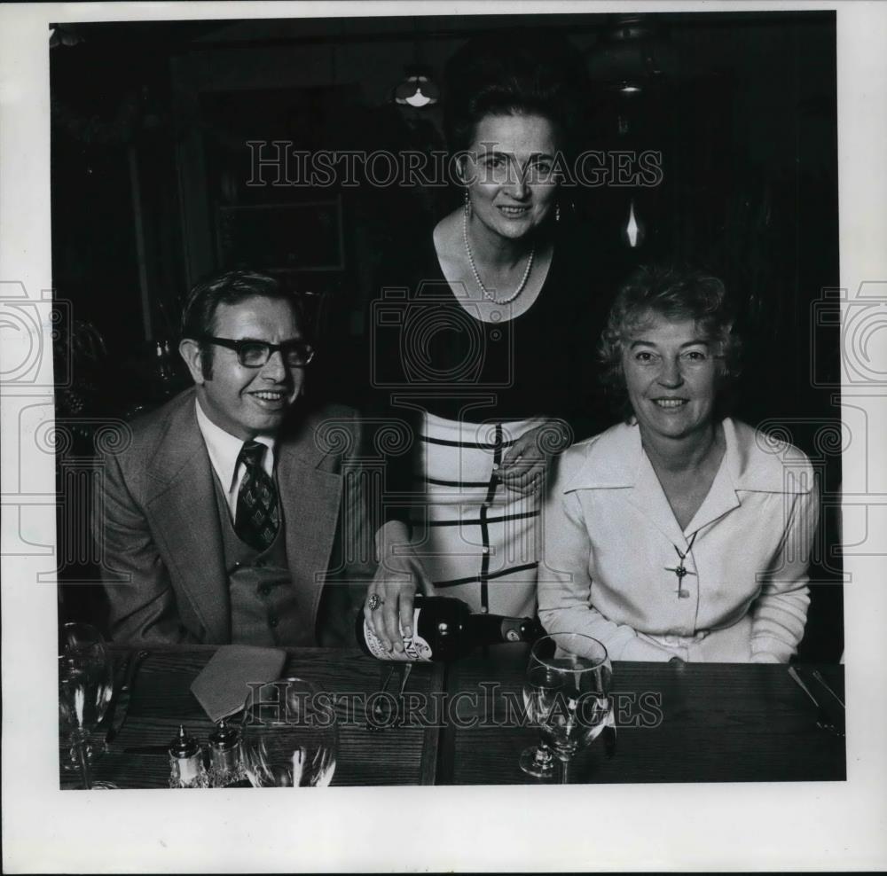 1976 Press Photo Marie Holman(center) serves Mr & Mrs Don Barnick Rest. Oregon - Historic Images