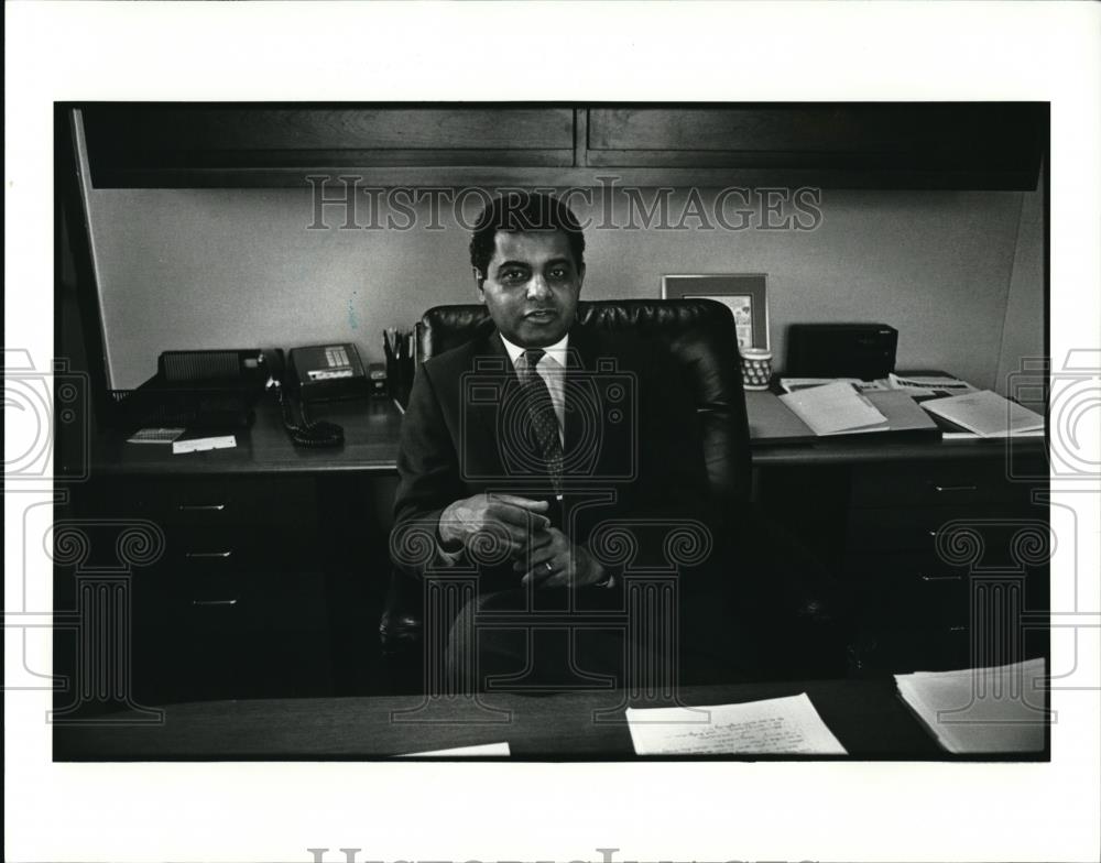 1987 Press Photo Steven A Minter director of the Cleveland Foundation - Historic Images