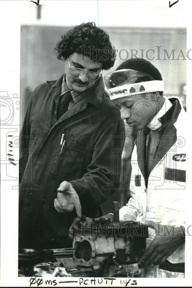 1985 Press Photo Oregon&#39;s Industrial arts Teacher Seward Callhoun helps Wylie - Historic Images