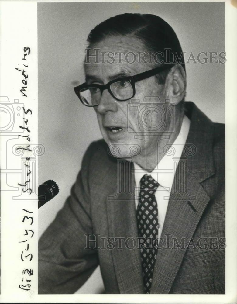 1984 Press Photo Edward Cooley at a shareholders meeeting - ora17032 - Historic Images