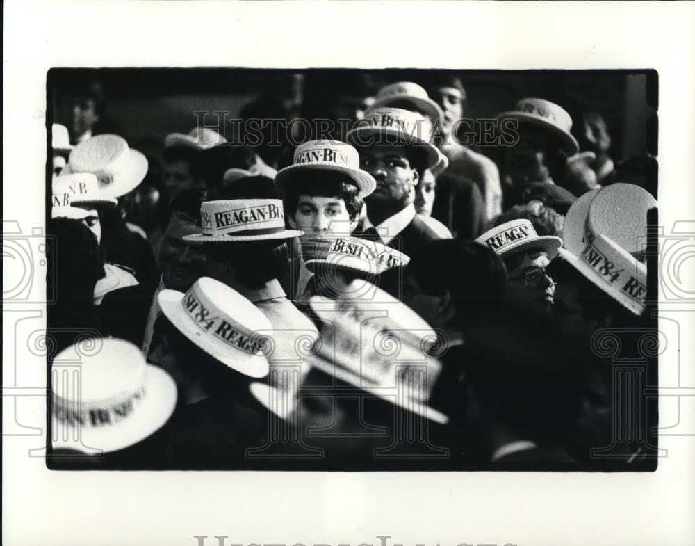 1984 Press Photo Reagan/Bush supporters during the speech given by Bush - Historic Images