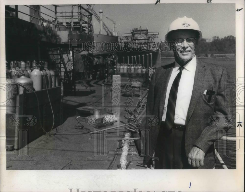 1969 Press Photo Harry Davis Safety Director at Swan Islad Ship Repair Yard. - Historic Images