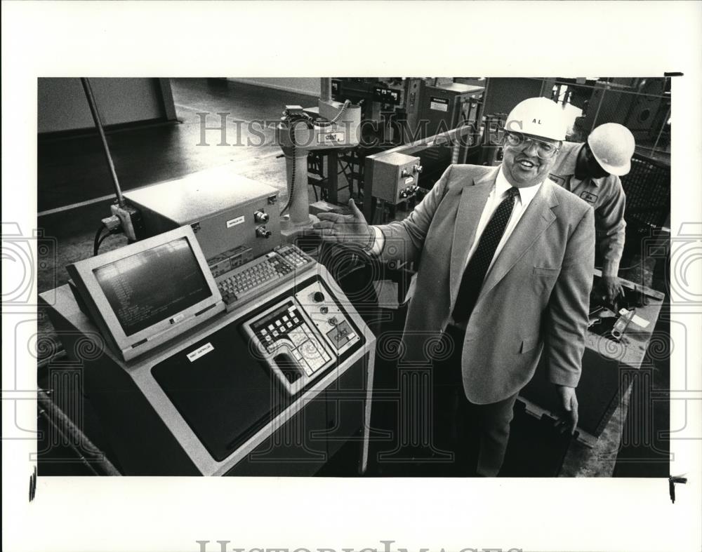 1987 Press Photo Al Pace with computer operator of the Robotic welder - Historic Images