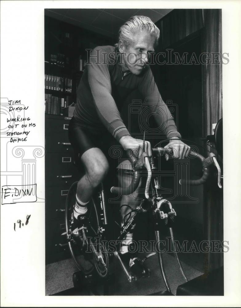 1985 Press Photo Jim Dixon as he works out on stationary bicycle to be in shape - Historic Images