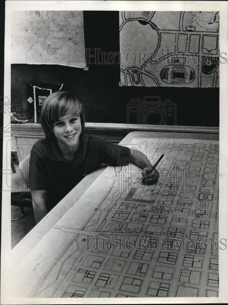 1974 Press Photo Rob Campbell at Duniway Elementary School with Portland Map - Historic Images