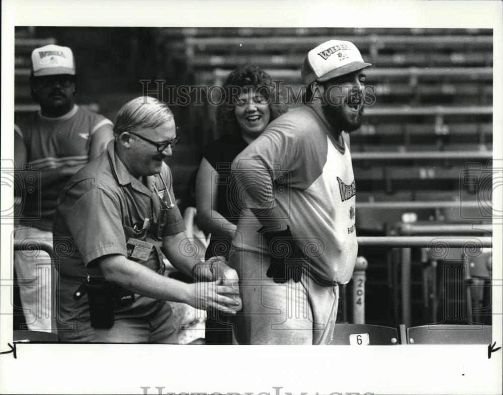 1985 Press Photo Mike Patrick at the marathon - Historic Images