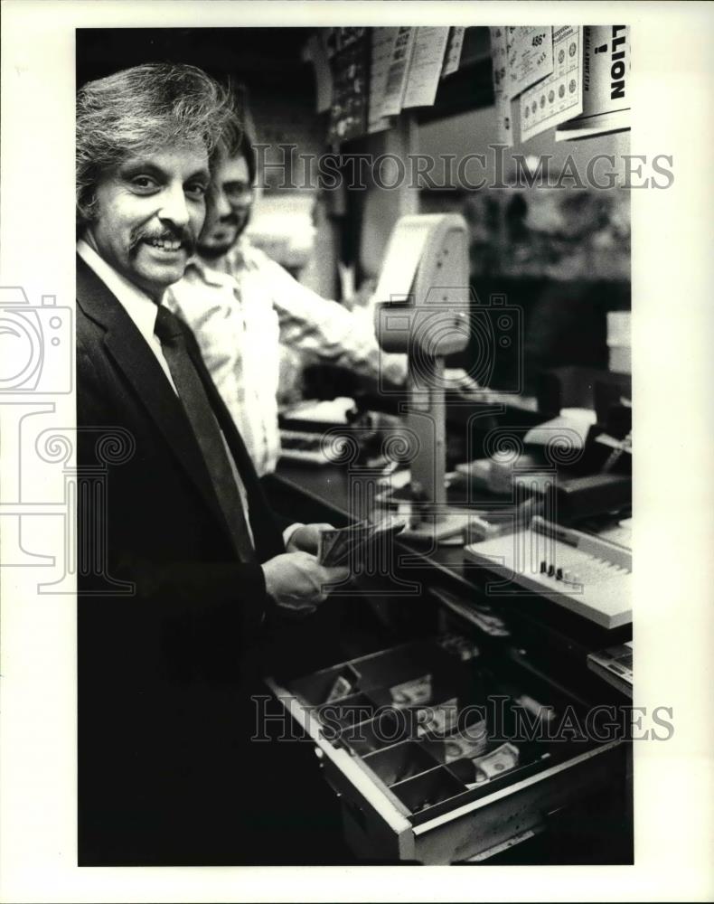 1985 Press Photo Stephen I Propper Check cashing at Wollworths - Historic Images