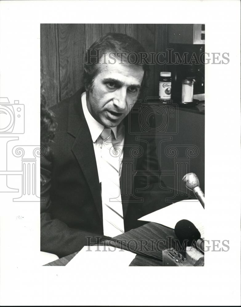 1982 Press Photo Carmen E Parise speaks at Press Conference - Historic Images
