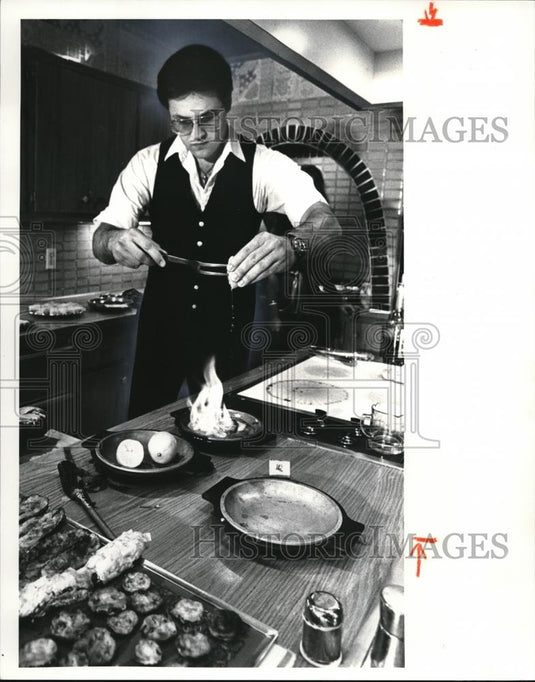 1981 Press Photo George Papandreas Quellis the flames from Sagonaki - Historic Images