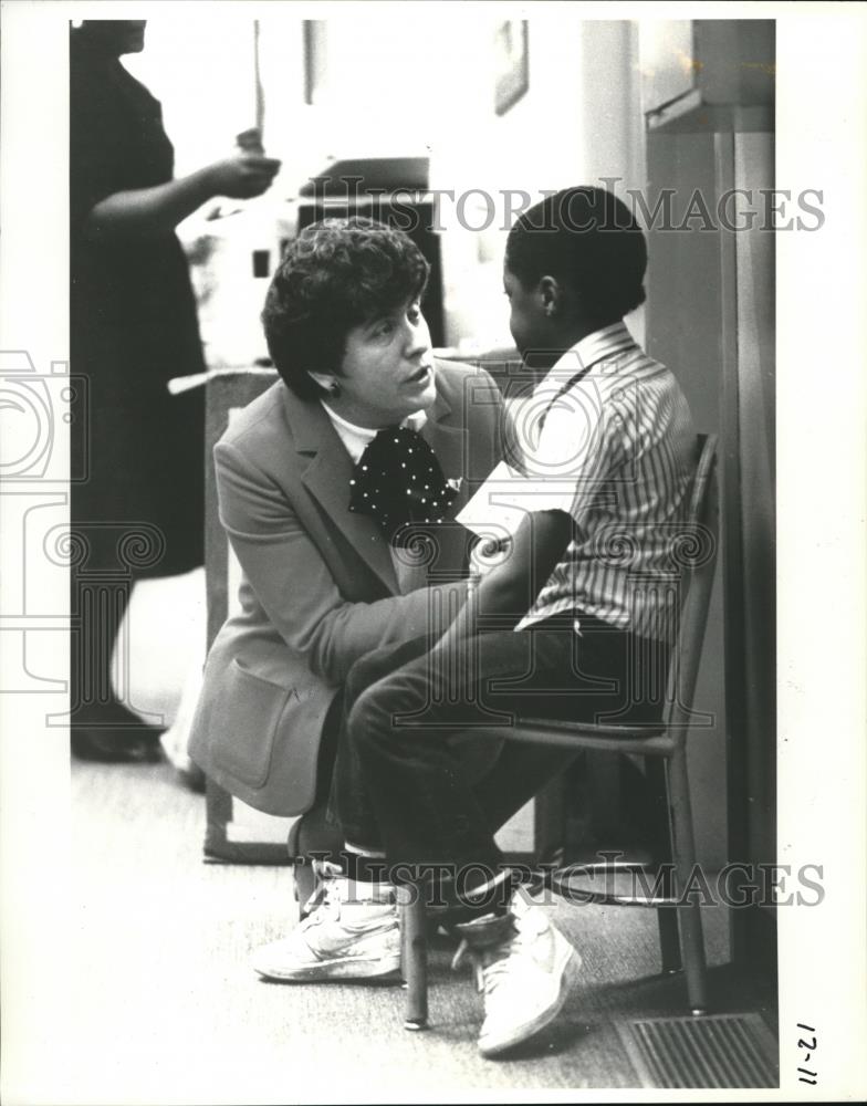 1984 Press Photo Principal Betty Campbell talks with Student Nathaniel Wilson - Historic Images