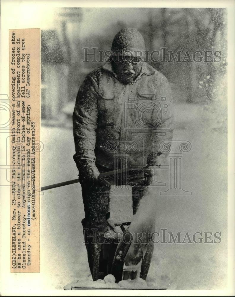 1983 Press Photo Johnny Smith uses a snow blower on the sidewalks - Historic Images