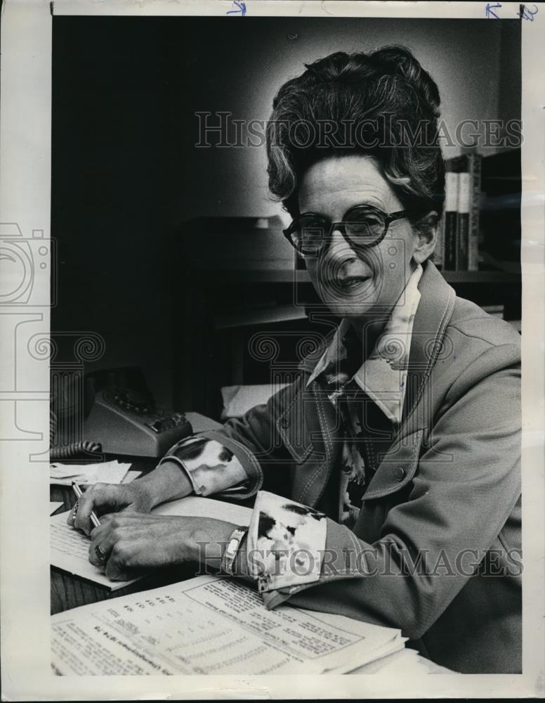 1976 Press Photo Nellie Fox, Exec. Dir. of Legislation & Political Educ. Oregon - Historic Images